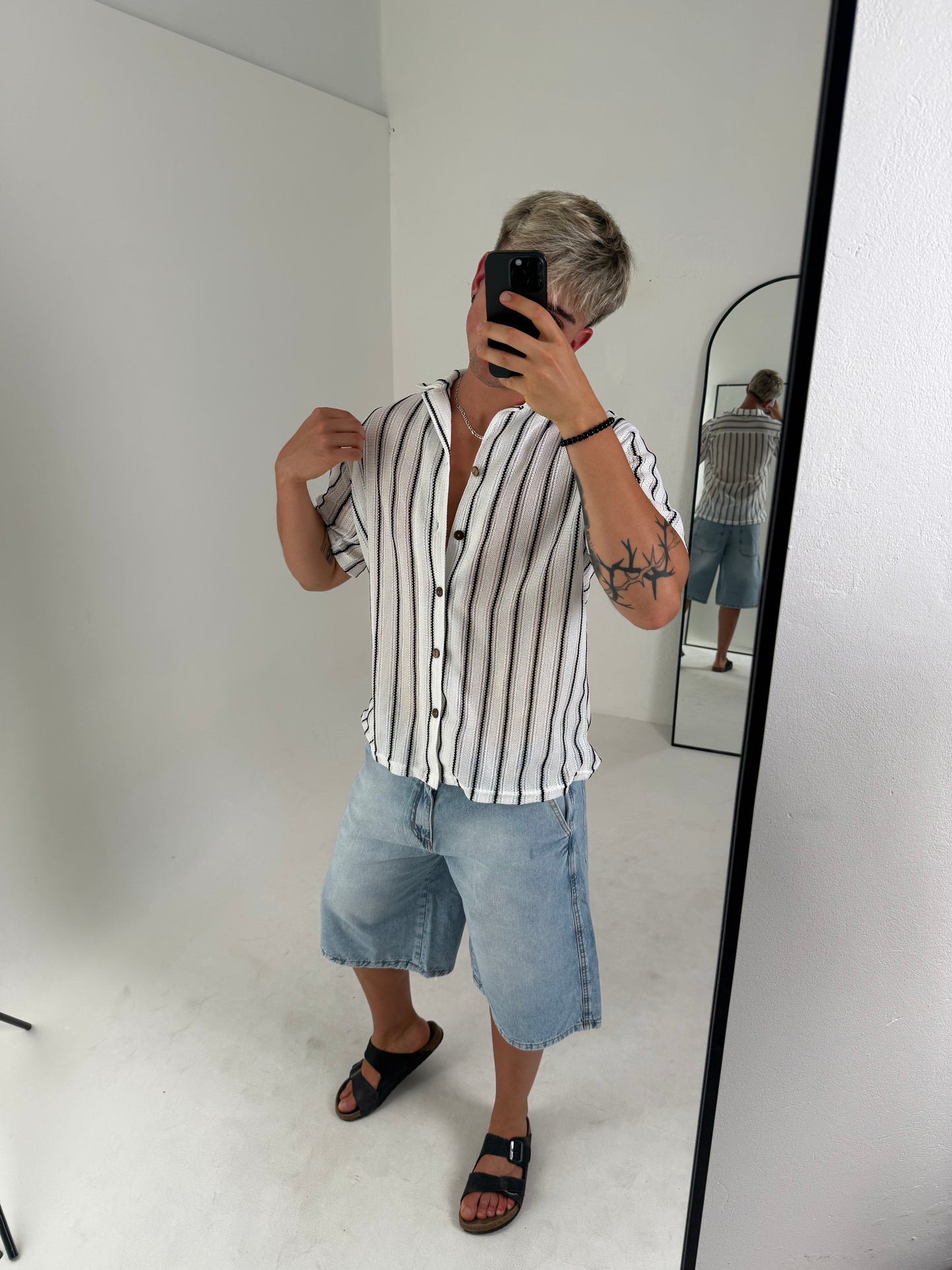 Camisa Tejida Translúcida a Rayas Verticales – Blanco & Negro