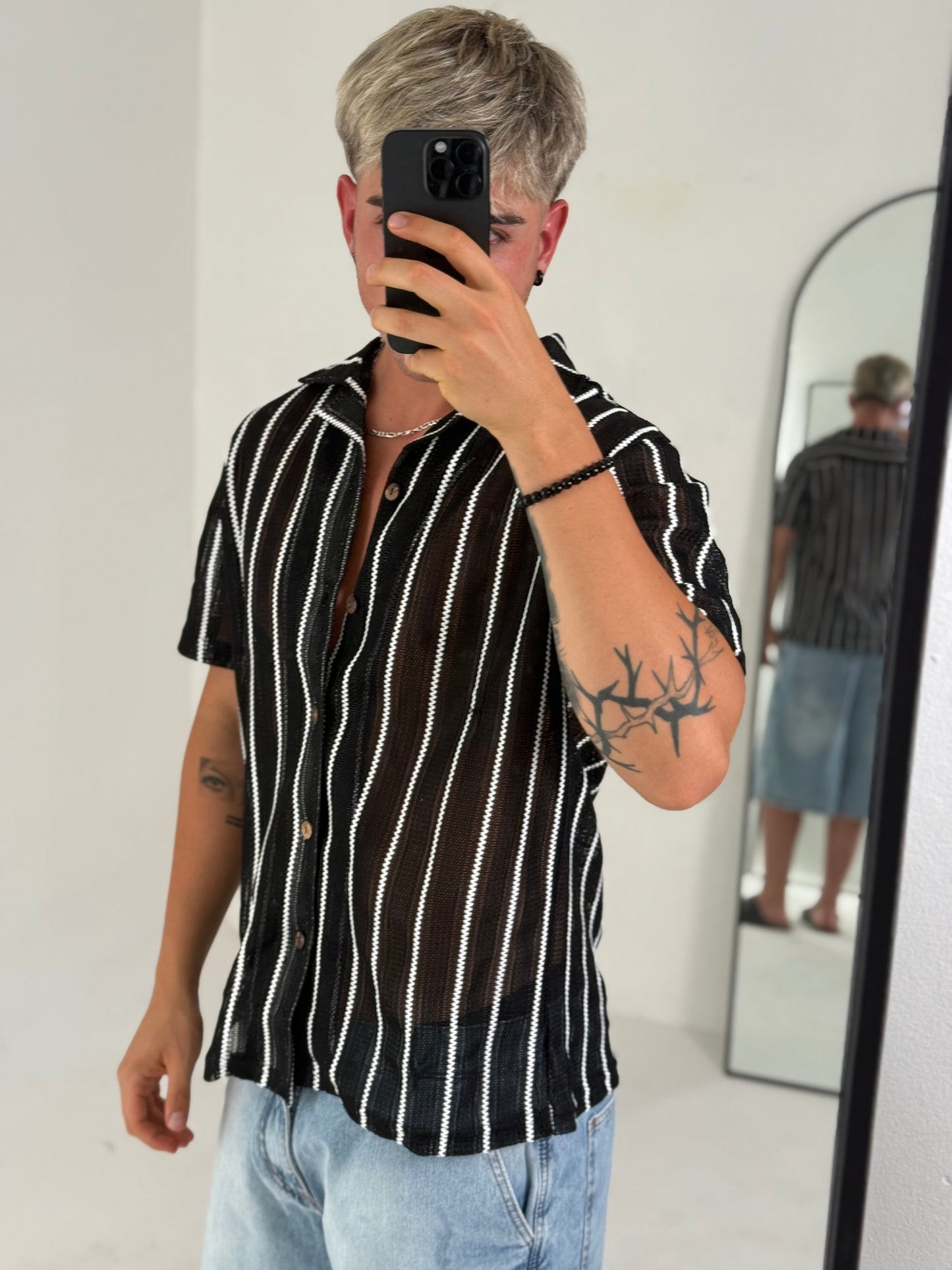 Camisa Tejida Translúcida a Rayas Verticales – Negro & Blanco