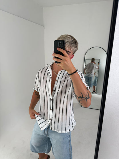 Camisa Tejida Translúcida a Rayas Verticales – Blanco & Negro